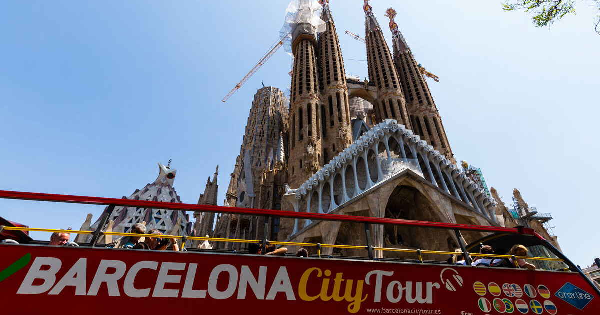 Der rote Doppeldeckerbus vor der Sagrada Familia.