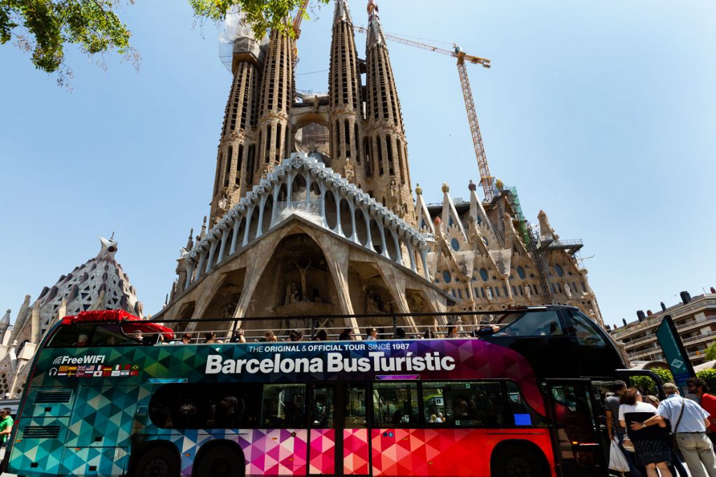 Der Doppeldeckerbus vor der Sagrada Familia.