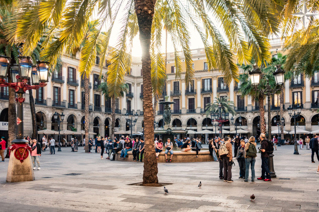 Königlich anmutender, palmenbesetzter Platz im Zentrum von Barcelona.