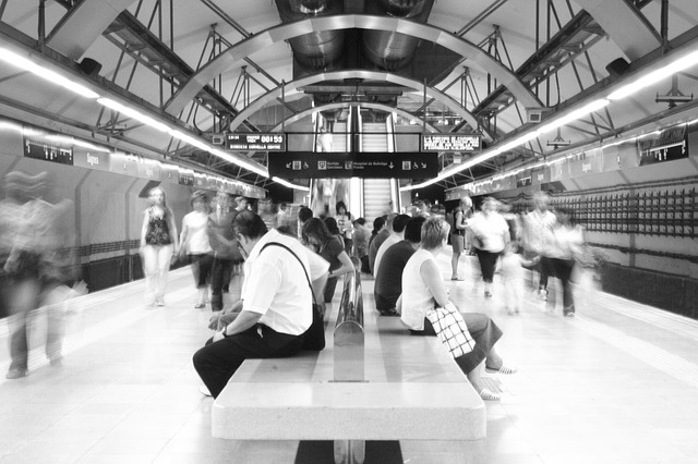 Menschen warten auf die U-Bahn.