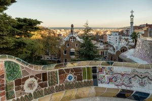 Die mit bunten Keramikscherben besetzte Bank mit Barcelona im Hintergrund.