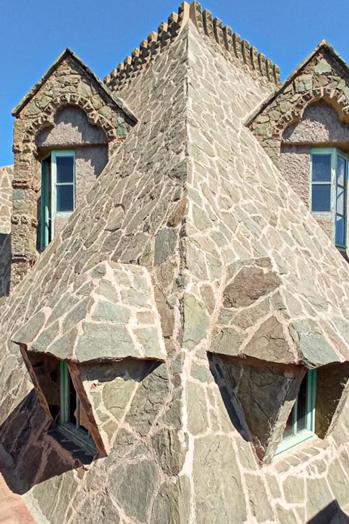 Das Dach des Turms symbolisiert einen Drachen.