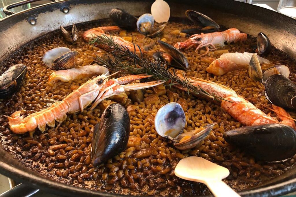 Paella mit Meeresfrüchten in einem Restaurant in Barcelona.