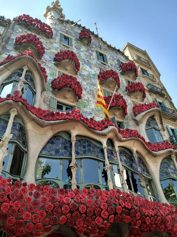Die mit roten Rosen geschmückte Casa Batlló am Tag des Sant Jordi.