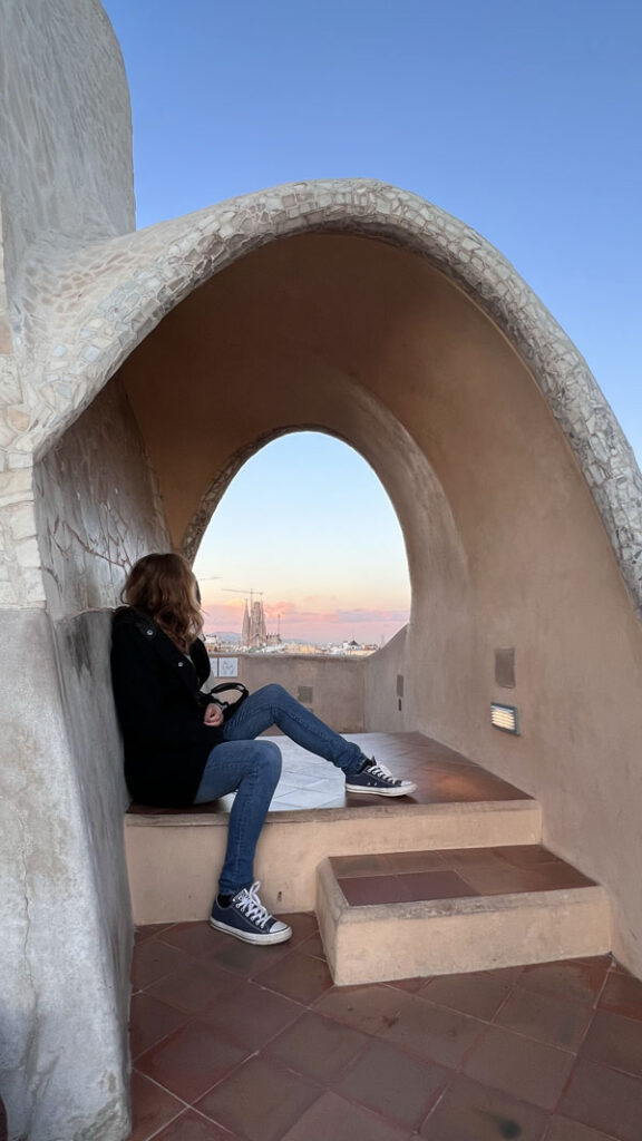 Durch einen der Bögen auf der Dachterrasse sieht man die Sagrada Familia im Hintergrund.