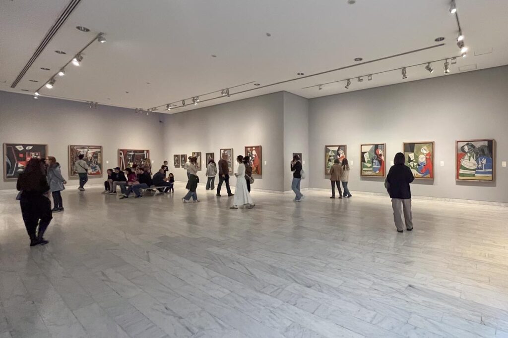Besucher sehen sich die Studie der Meninas von Pablo Picasso an.