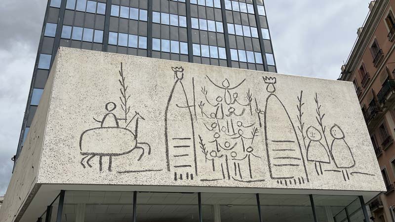 Riesiges, Strichmännchen-hafte Gravur auf einer Betonwand im Zentrum von Barcelona.