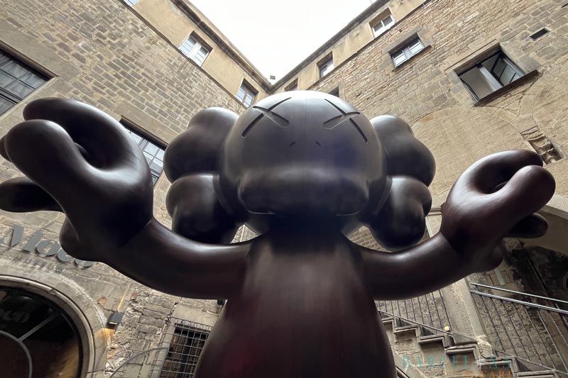 Eine überlebensgroße, Micky Maus ähnliche Figur mit ausgestreckten Armen und ausgekreuzten Augen.
