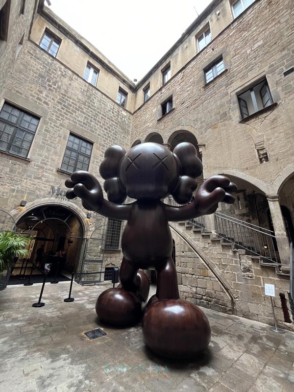 Eine überlebensgroße, Micky Maus ähnliche Figur mit ausgestreckten Armen und ausgekreuzten Augen.