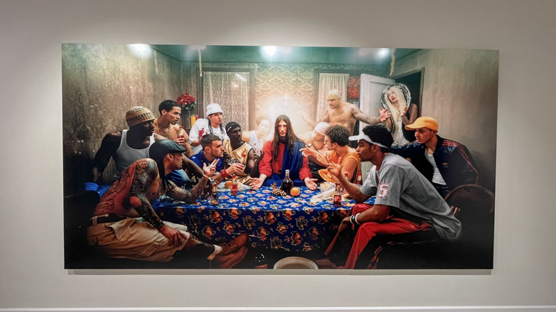 Eine moderne Abwandlung des Klassikers "Das letzte Abendmahl", mit Jesus in Begleitung seiner Jünger.