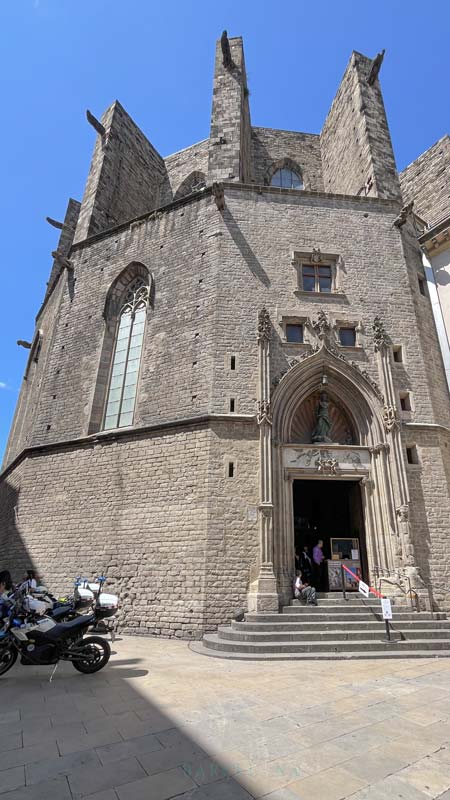 Eingang zu Santa María del Mar durch eine der Kapellen der Aspis.