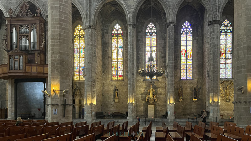 Blick auf eines der Seitenschiffe mit Kapellen, auf der linken Seite ist erhöht die hölzerne Orgel angebracht.