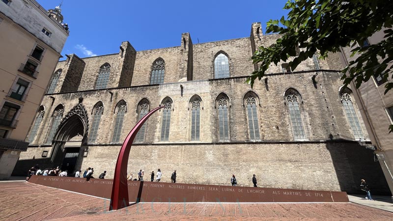 Das Denkmal auf dem Platz vor der Kirche.
