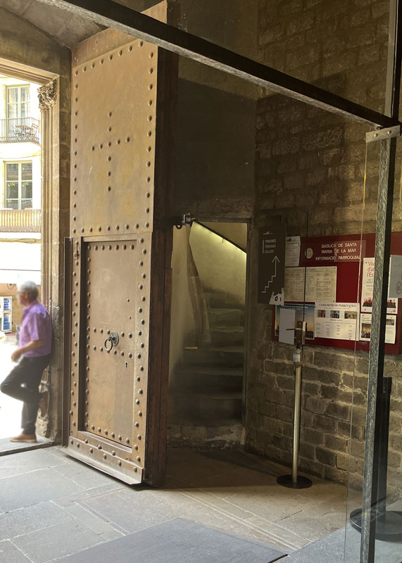 Die Treppen, die zur Tribüne im ersten Stock führen.