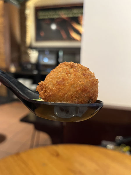 Eine Mini-Bomba auf einem kleinen Löffel.