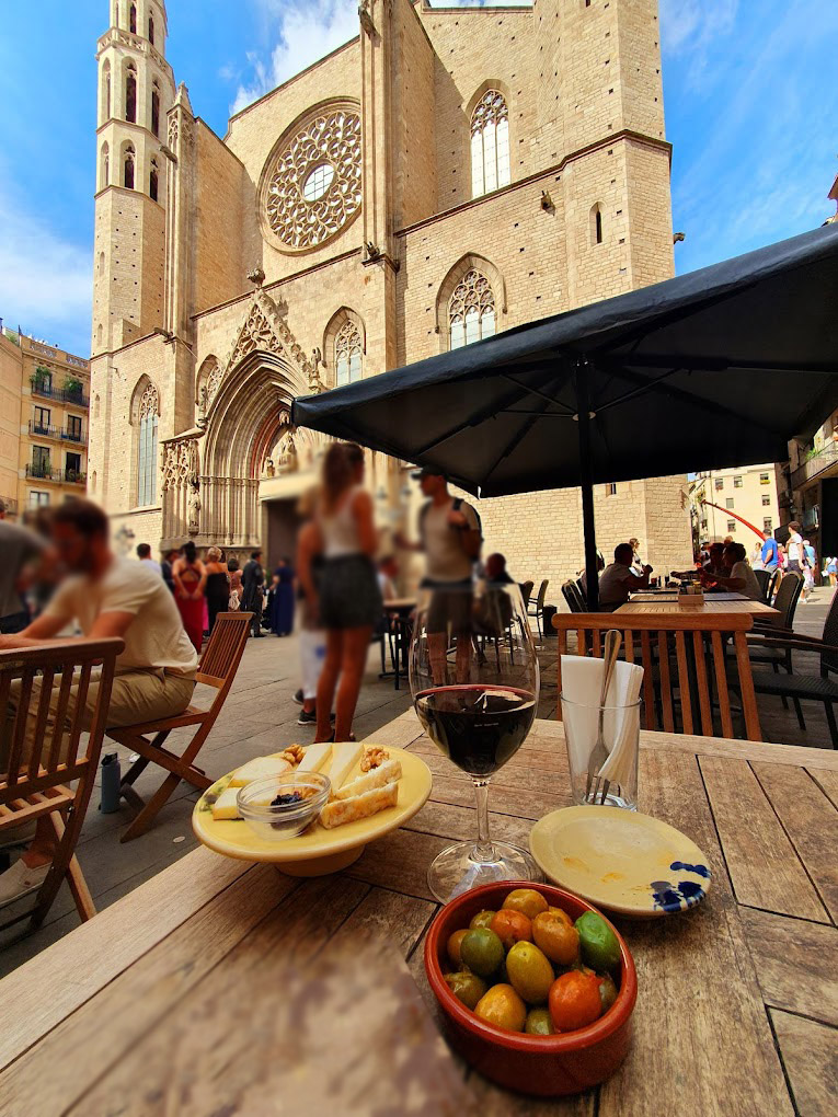 Tisch auf der Terrasse eines Restaurants, mit Blick auf die Kirche Santa María del Mar.