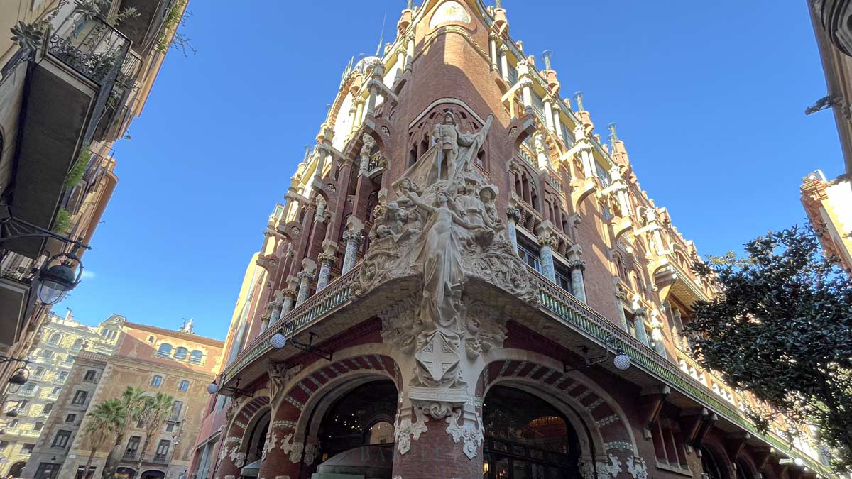 Die reich verzierte Fassade des Palau de la Música Catalana.