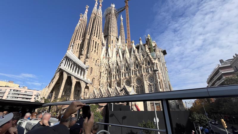 Vom Oberdeck des dachlosen Bus hat man Blick auf die Sagrada Familia.