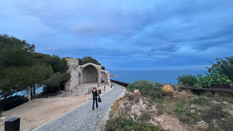 Die Ruinen einer antiken Kirche vor dem blauen Mittelmeer.
