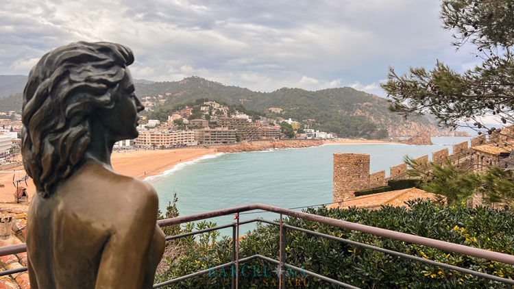 Eine bronzene Statue der Schauspielerin Ava Gardner blickt über Tossa de Mar aufs Meer hinaus.