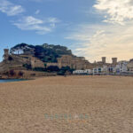 Die befestigte Altstadt erhebt sich am Ende des Hauptstrands von Tossa de Mar.