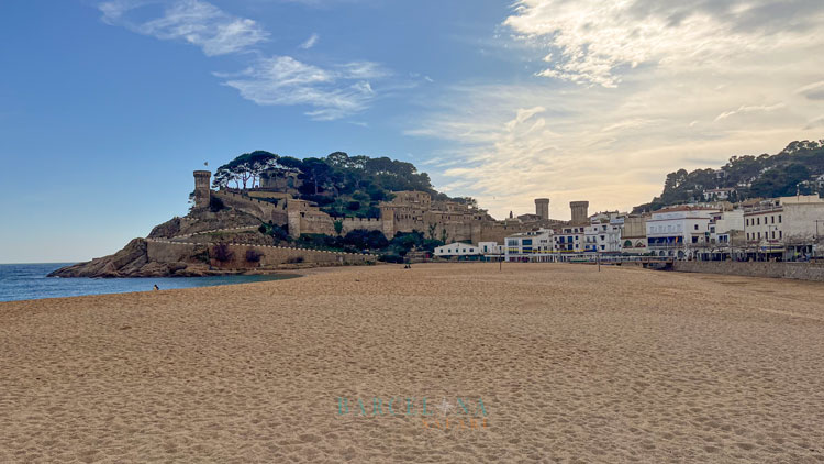 Die befestigte Altstadt erhebt sich am Ende des Hauptstrands von Tossa de Mar.