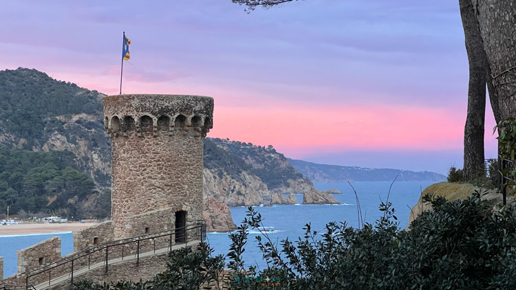 Sonnenuntergang über einem der Wachtürme von Tossa de Mar.