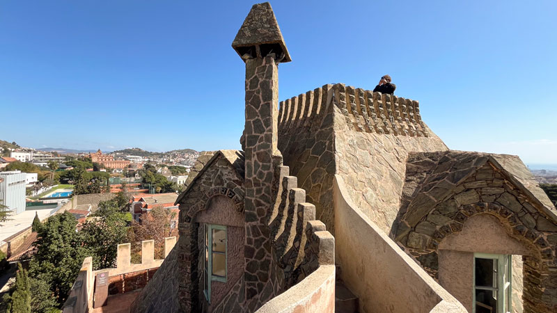 Auf dem zinnenhaften Dach der Torre Bellesguard.