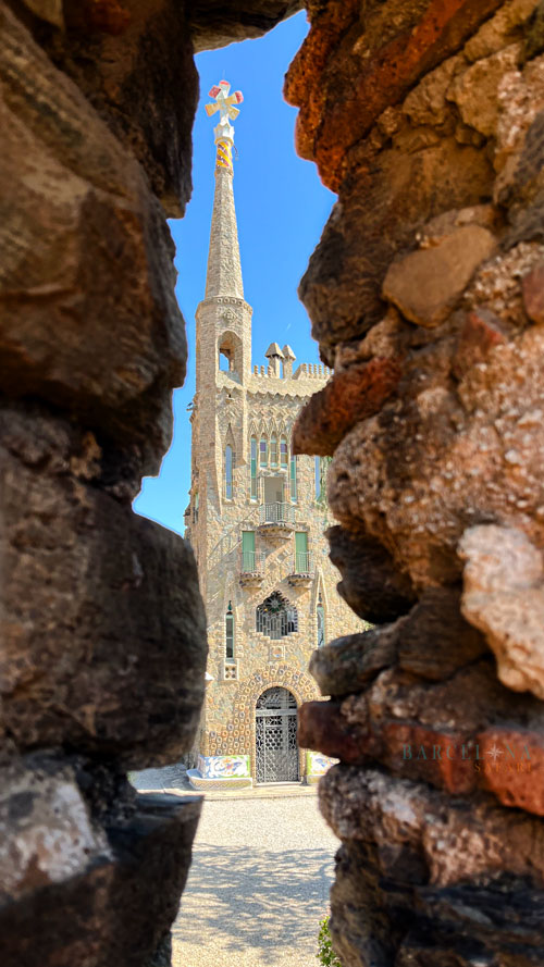 Die Torre Bellesguard durch das Gemäuer des alten Wehrturms gesehen.