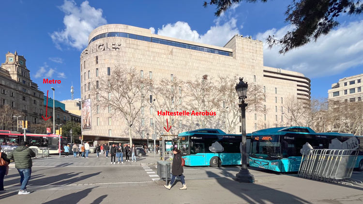 Der Flughafenbus hält unter anderem vor dem Kaufhaus El Corte Inglés an der Plaça Catalunya.