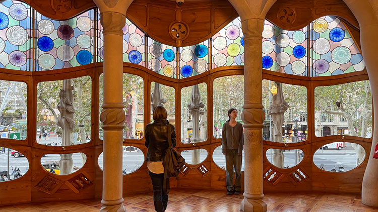 Blick aus der Casa Batlló durch die große Fensterfront auf der Hauptetage.