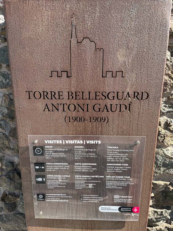 Eine Tafel mit den Öffnungszeiten vor der Torre Bellesguard.