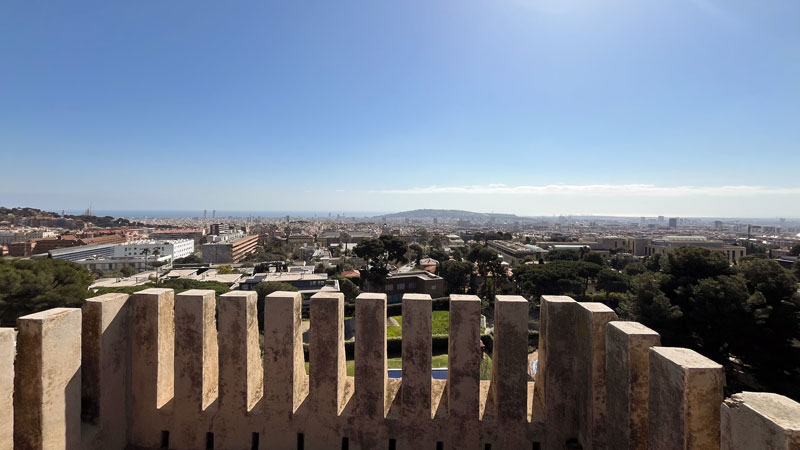 Ausblick von den Zinnen der Torre Bellesguard auf Barcelona und das Meer.