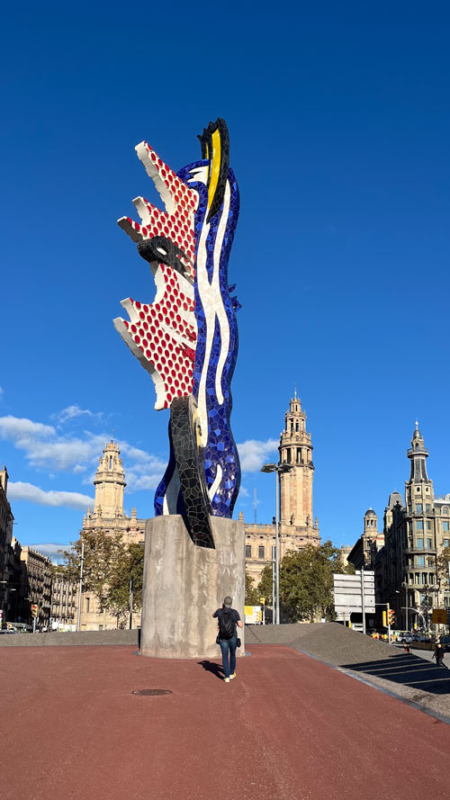 Pop-Art-Skulptur eines Frauenkopfs am Passeig de Colon in Barcelona.