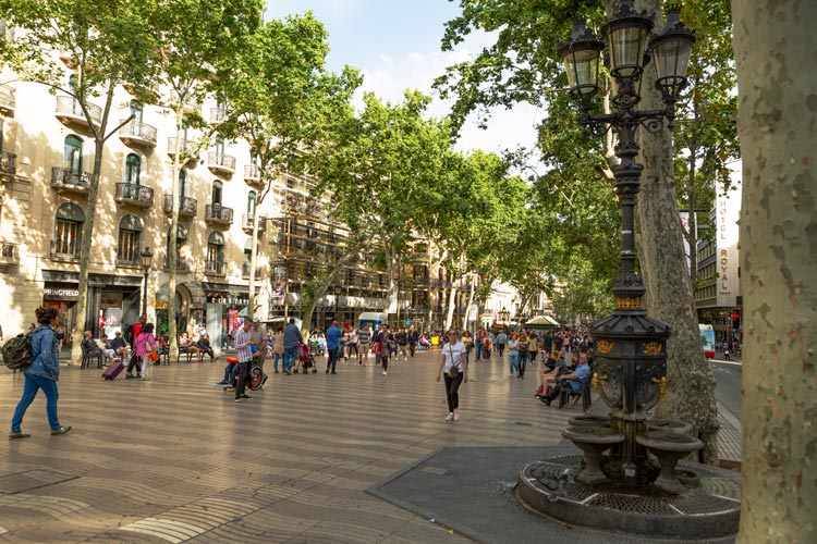 Die Rambla de Canaletes, mit dem berühmten Brunnen.