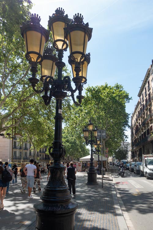 Eine fünfarmige Laterne auf der Rambla weist darauf hin, dass hier einst ein Stadttor lag.