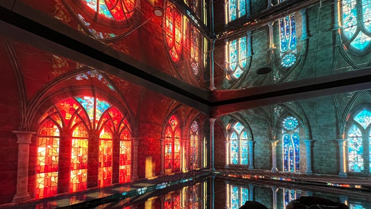 Die Buntglasfenster der Sagrada Familia im immersiven LED- Würfel des Museums.