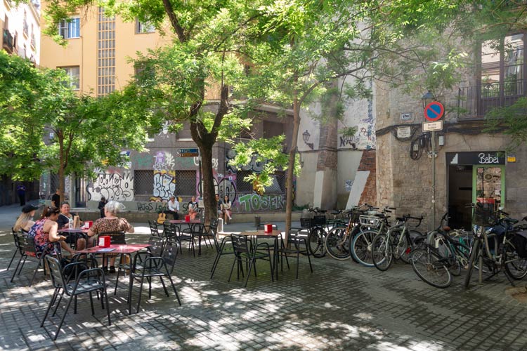 Tapas Bar mit Terrasse unter Bäumen im gotischen Viertel.