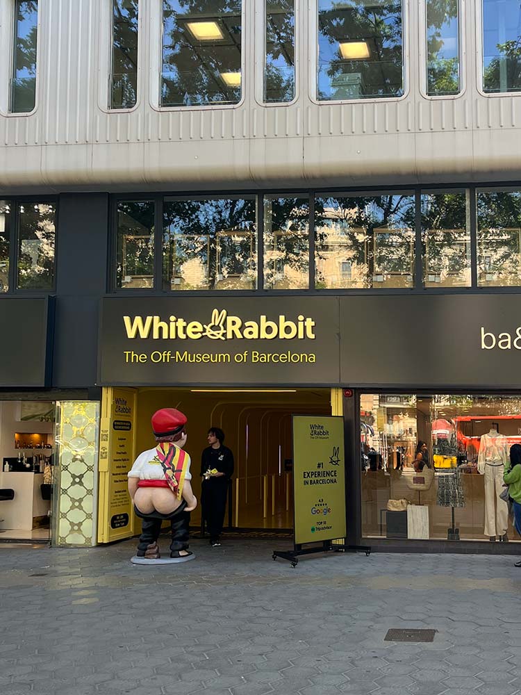 Vor dem Eingang des White Rabbit Museum steht ein riesiger Caganer.