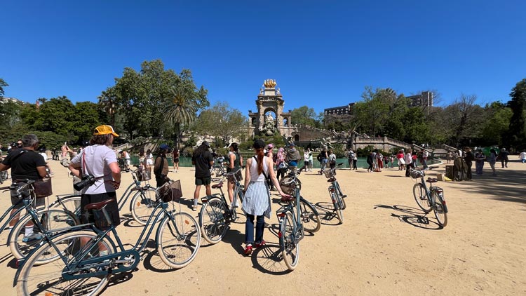 Fahrräder vor dem monumentalen Brunnen in Barcelonas Stadtpark.