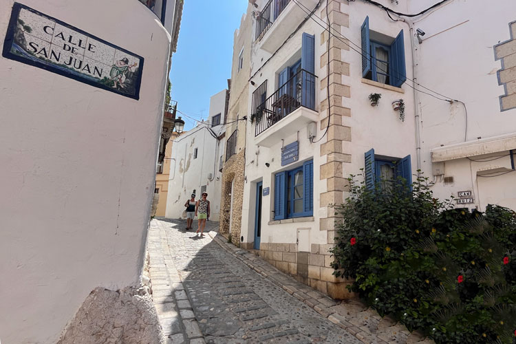 Eine der Gassen in Sitges mit weißgetünchten Fischerhäuschen.