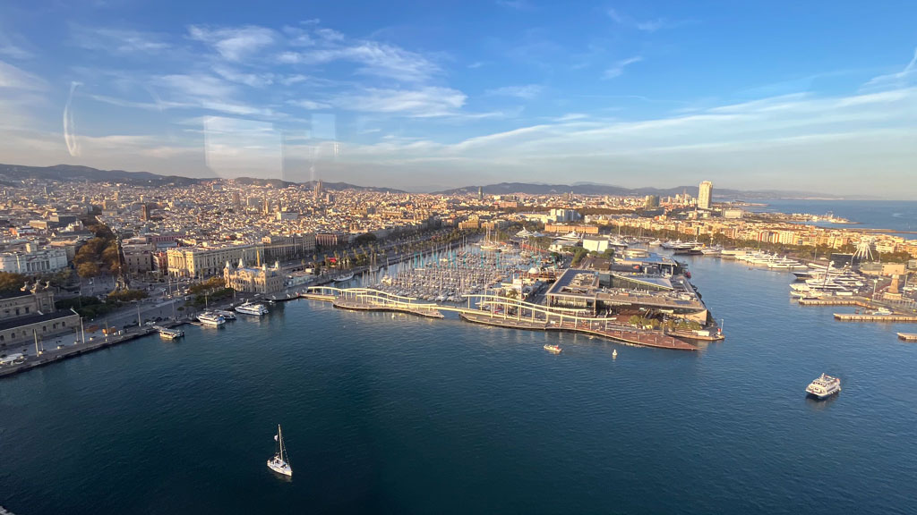 Ausblick von der Seilbahn auf den Hafen und Barcelona.