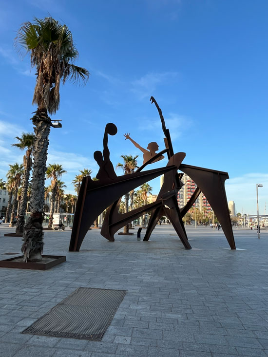 An der Statue der Volleyballspieler am Strand von Barceloneta biegt man ab zur Hafenseilbahn.