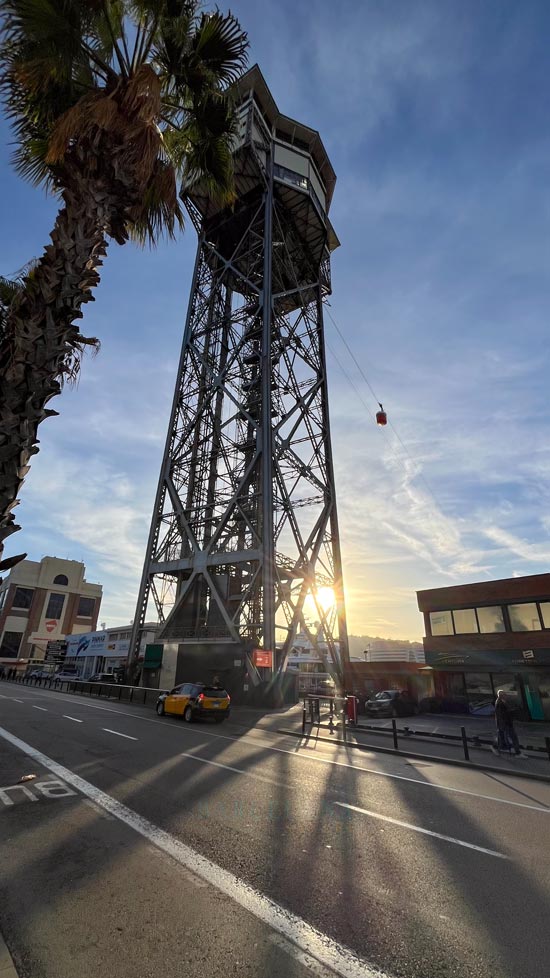 Die Hafenseilbahn startet vom Stahlfachwerkturm am Hafen von Barcelona.