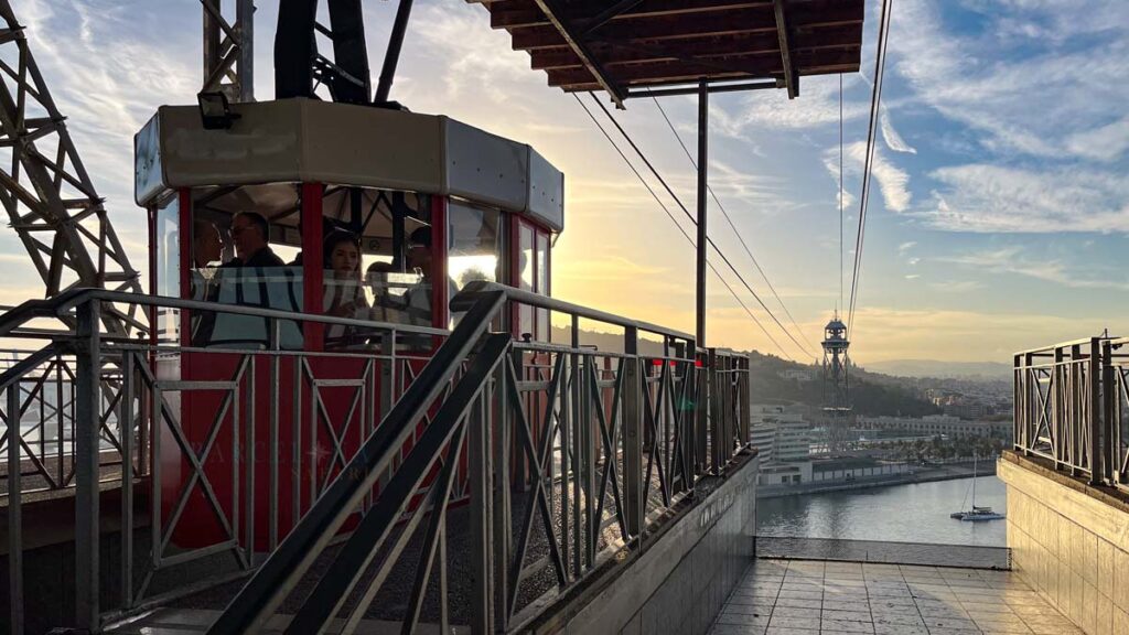 Die Seilbahn startet am Hafen von Barcelona.