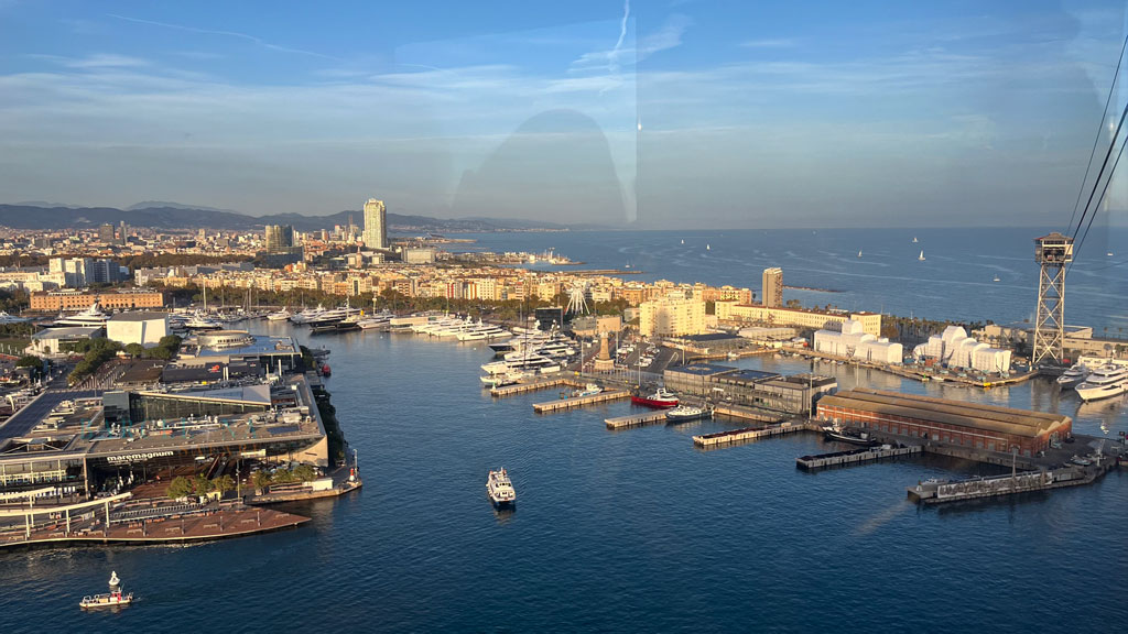 Ausblick von der Seilbahn auf den Hafen und auf Barcelona.