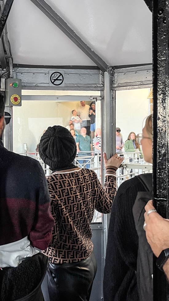 Im Inneren der Seilbahn war ausreichend Platz.