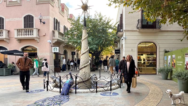 Einer der zentralen Plätze im Einkaufszentrum Roca Village.