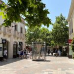 Von Designergeschäften gesäumte Einkaufsgasse in Roca Village.