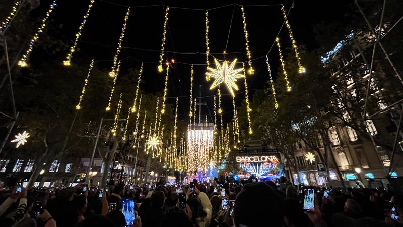 Die festliche Winterbeleuchtung am Passeig de Gràcia in Barcelona.